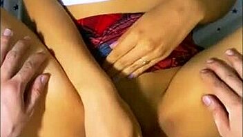 La madrastra de mi amiga tiene un par de tetas enormes y siempre usa ropa ajustada que resalta su figura