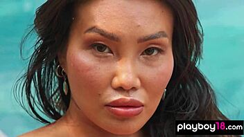 Osupljiva azijska MILF Viviane Leigh kaže velike joške v viseči mreži na prostem