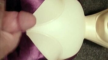 I gives handjob to Dolly, cum everywhere