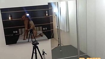 Ed Junior kysyy haluatko nähdä mun naivan Rebecca Santosin perseä raakana?