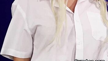 Konstig docka sväljer cumladdning på ansiktet 😜