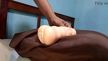 Follando rico con vagina de goma y juguetes 😏