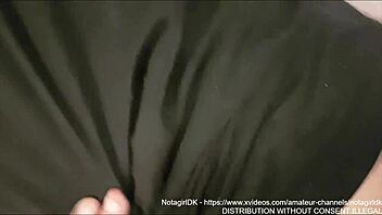 क्या नोटागर्लडीके लड़की है? देखो उसकी मोटी गंद बेयरबैक और कंडोम से चोदी जाती है।