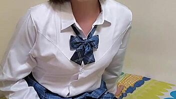 制服伪娘用裸足撸管