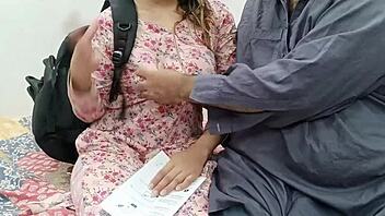 Hé mooie Desi studente, laat je bijlesleraar je hard nemen!