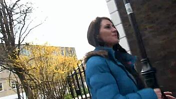 Frumoasă târfă britanică urinează în public și se masturbează în zona dură din Londra