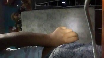 Yo metiendome el dedo y mi mama al otro lado en este orgy gay