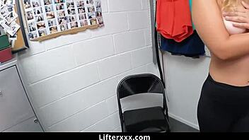 Tak percaya! Lexi cantik dikongkek keras oleh pegawai di garaj untuk elak penjara di Lifterxxx!