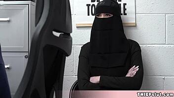 可爱的穆斯林金发美女在粗暴后入搜查中被抓藏赃物在衣服下