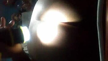 Yo metiendome el dedo y mi mama al otro lado en este orgy gay