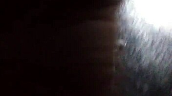 Yo metiendome el dedo y mi mama al otro lado en este orgy gay