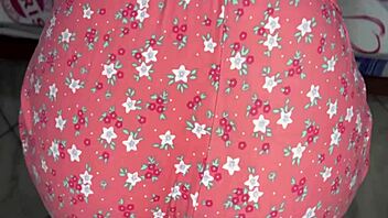 Эй, моя невинная падчерица в розовых пижамках, такая вкусная, завела меня на анал, знаешь!