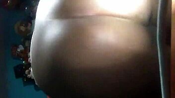 Yo metiendome el dedo y mi mama al otro lado en este orgy gay