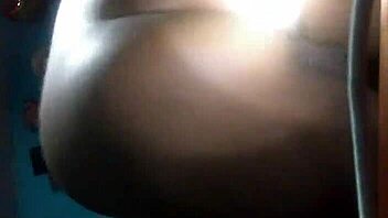 Yo metiendome el dedo y mi mama al otro lado en este orgy gay