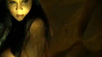 Erotska kemija za golo plesno draženje