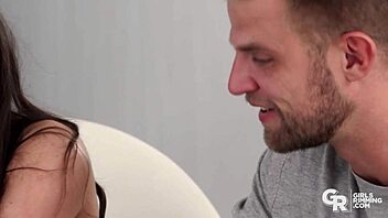 جيرلز ريمنج تقدم أنيتا بيليني في عمل لسان جامح وجلوس على الوجه