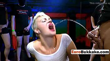 Pernah nampak babe rambut pendek tangani ramai pancut orgi liar? Scene panas gila!