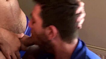 Å nei, Adam og vennene hans har det gøy med kukker