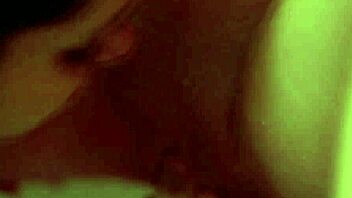 Spójrz na słodkie brunetki całujące się namiętnie