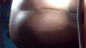 Yo metiendome el dedo y mi mama al otro lado en este orgy gay