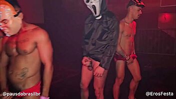 Divlja Halloween Eros zabava pretvara se u fest velikih kurčeva pušenja!