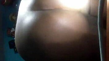 Yo metiendome el dedo y mi mama al otro lado en este orgy gay