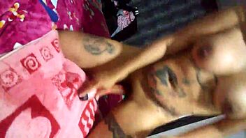 luna di marco gives herself pleasure