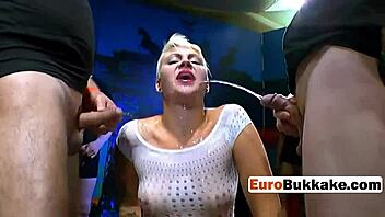 见过短发美女在狂野群交中处理多个射手吗？疯狂热辣场景！