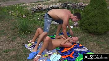 Frisbee spel wordt wild buitenseks met intens zuigen