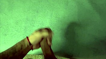 quando ela vem em casa não tem jeito de resistir a esse rabão grande que ela tem