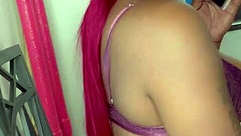 Трахает сводного братца сводная сестра сосет огромный 11-дюймовый BBC в группе