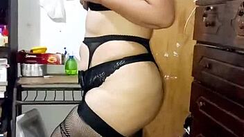 a marco le enseño la lencería sexy que me compré, se le paró y se la mamé