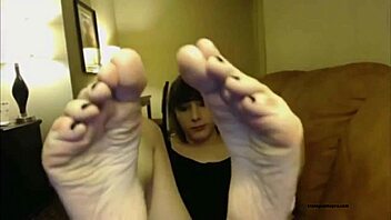 Seductive emo camgirl showcases her sexy feet and tantalizing shemale charm