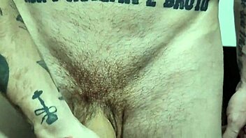 eu e meu amigos fomos pegos no flagra pela minha mulher se masturbando