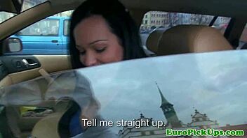 Garota do Táxi Mostrando Tudo, Ela Aceita Dinheiro por Sexo?