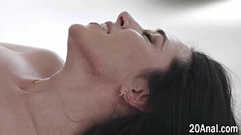 Anal süren bebeğin amı parmaklanıyor