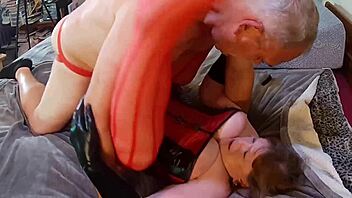 Carmen, den sexy bestemoren, rocker lingerie for vill klimaks. Hennes korsett og hansker driver intens banging