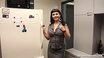 Ruskeahiuksinen nainen himoitsee kuumaa syöksyä