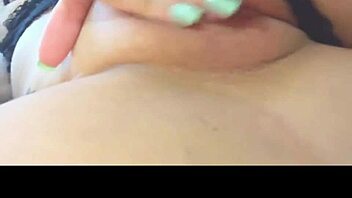 Dj brisa - enfia vibrador rosa no cu.