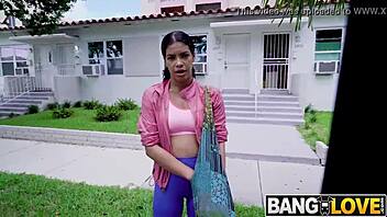 Maya Farrell opiskelijatyttö villiintyy kovasta kyrväavusta!