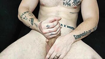 eu e meu amigos fomos pegos no flagra pela minha mulher se masturbando