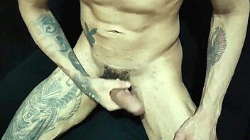 eu e meu amigos fomos pegos no flagra pela minha mulher se masturbando