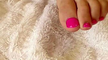 我痴迷于每天手指插入我的恋物小穴，无法停止思考