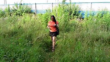 Знаешь, что MILF носят игрушки в общественных парках?