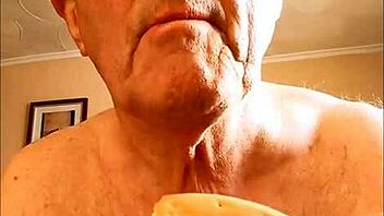 Watch me wank on a biscuit with Bengeeman, so wild! 🍆💦