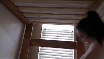 Błagałam mojego przyrodniego brata o creampie, Lenna Lux.