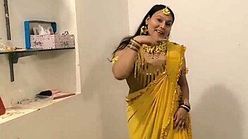 मैन, ये सुद्ध देसि रोमांस एपिसोड मुझे मेरे इंडियन वाइफ के साथ वाइल्ड कर दिया। उसकी नेचुरल टिट्स और डर्टी टॉक मुझे क्रेजी बना देती है!