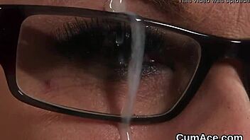 Sexy bombshell receives jizz on face while sucking juice