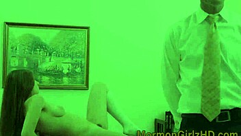 roztomilá brunetka teen si tře svou těsnou kundičku zblízka