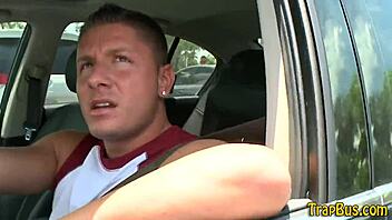 Zaljudeni hetec dobi trdo nagačen od geja v hardcore akciji